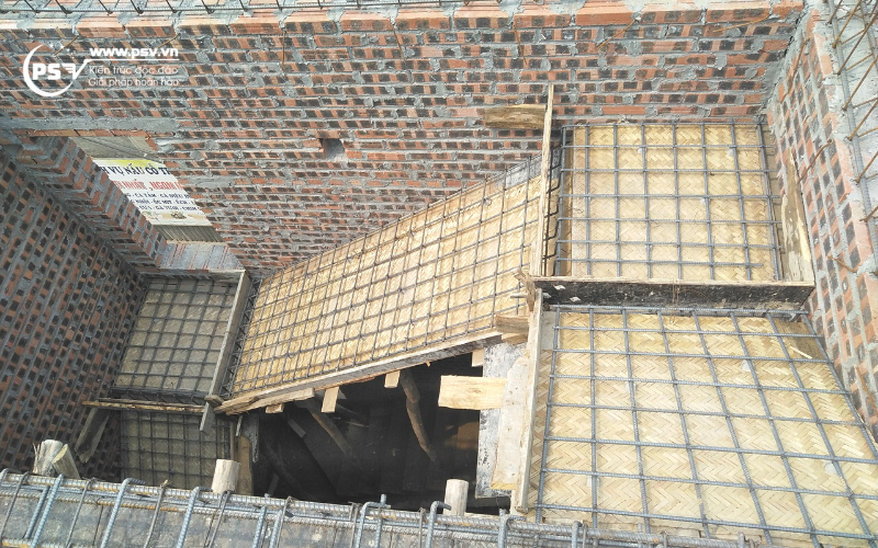 Cầu thang bê tông cốt thép của căn nhà phố 