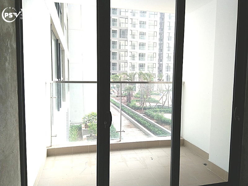 Cửa sổ lớn của căn hộ chung cư 2 phòng ngủ tại Vinhomes Sky Lake