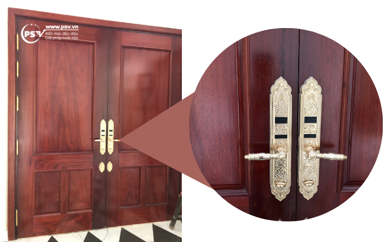 Hệ thống cánh cửa của căn hộ được làm bằng gỗ