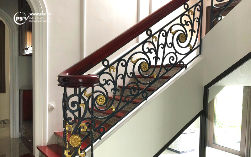 Tay vịn cầu thang cũng làm bằng gỗ 