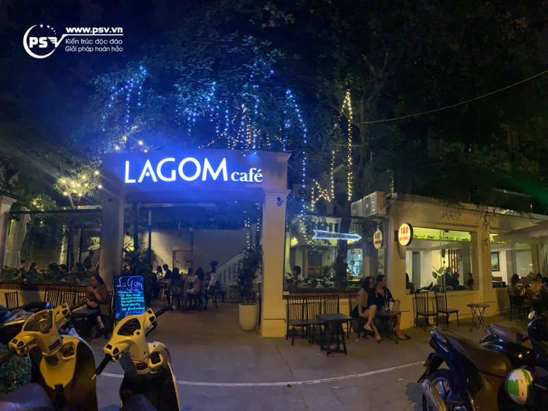 Không gian quán cafe khi đã lên đèn