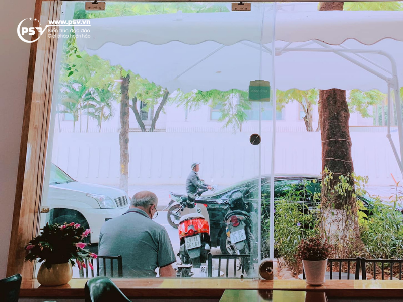 Khách ngồi thư giãn cafe bên khung cửa