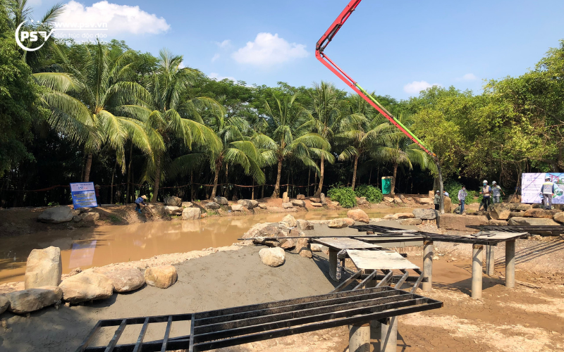 Đổ bê tông cho các trụ cột